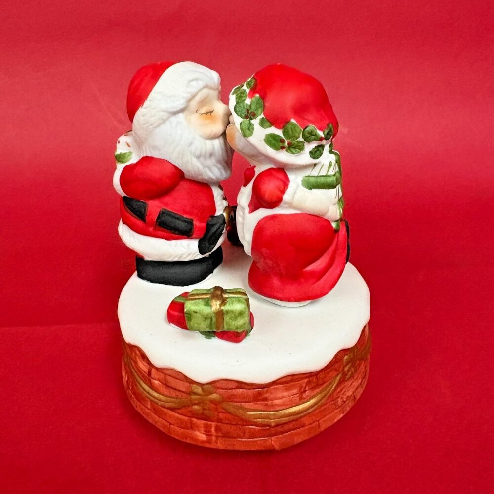 Jasco 1981 Santa Mrs Claus Music Box Bisque Porcelain Christmas Kissing Work